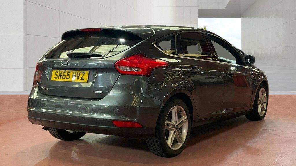 2015 Ford Focus thumbnail 4